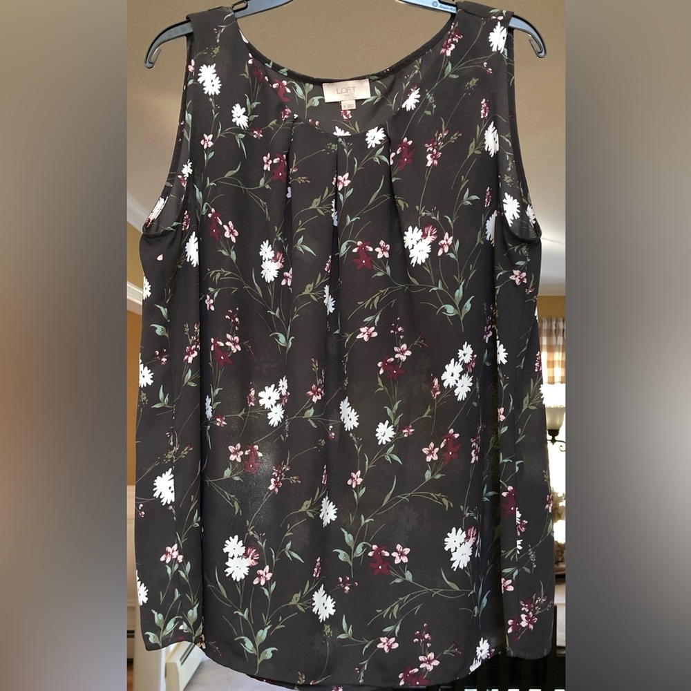 Women’s sleeveless top.